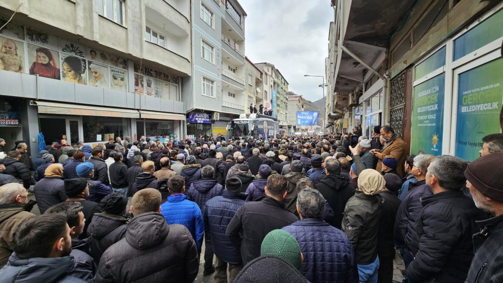 ENVER YILMAZ’DAN TEPEALAN’DA TARİHİ MİTİNGENVER YILMAZ SEVGİSİ ÇIĞ GİBİ BÜYÜYOR a1 17