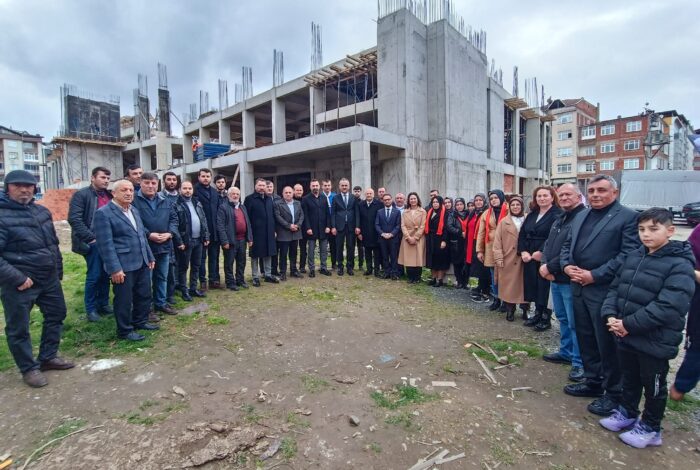 Ünye Kültür Merkezi inşaatında incelemelerde bulunan Milli Eğitim Eski Bakanı