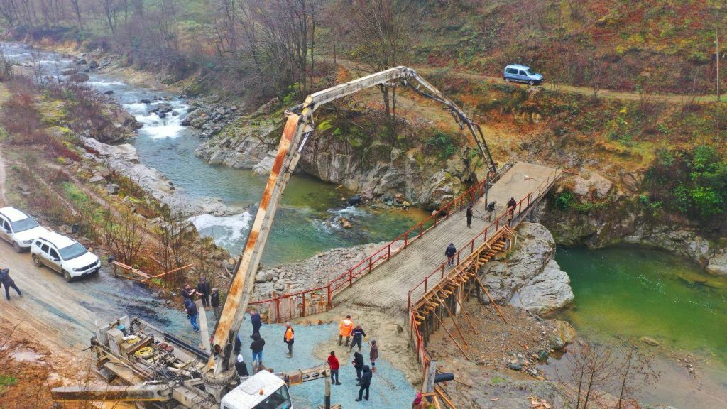 BÜYÜKŞEHİR, 3 MAHALLENİN KÖPRÜ HASRETİNE SON VERDİ bu
