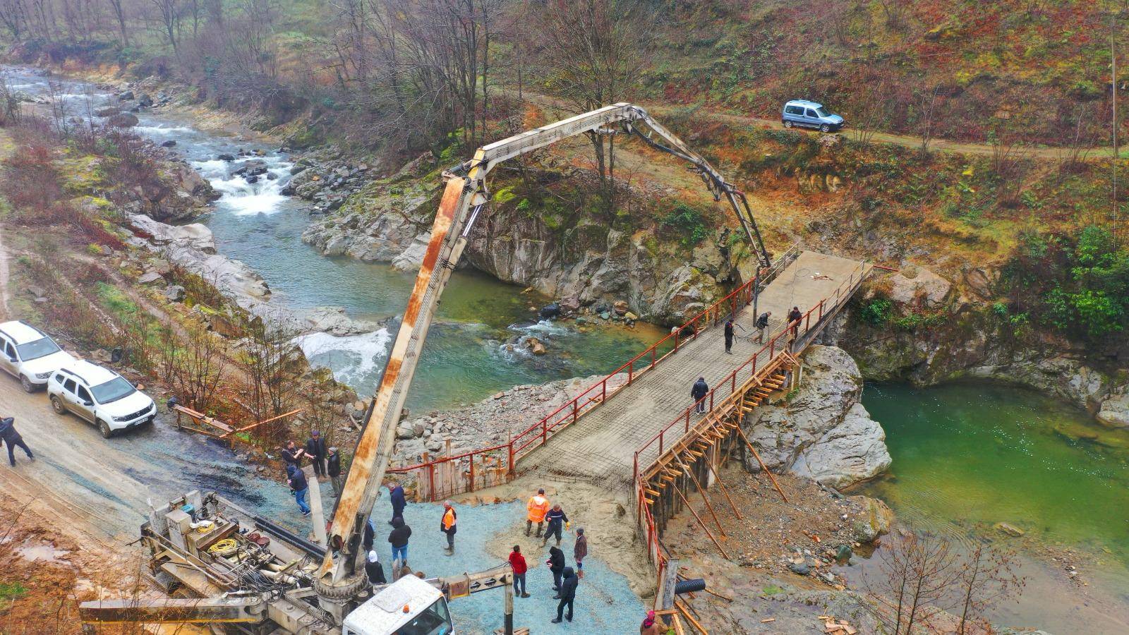 BÜYÜKŞEHİR, 3 MAHALLENİN KÖPRÜ HASRETİNE SON VERDİ 3 MAHALLEYE BU