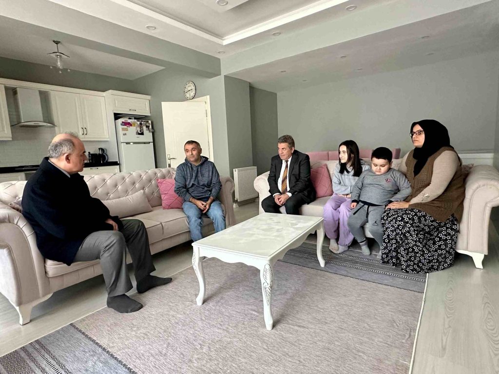 Vali Erol, Hane Ziyaretlerini Bugün de Sürdürdü e1 1