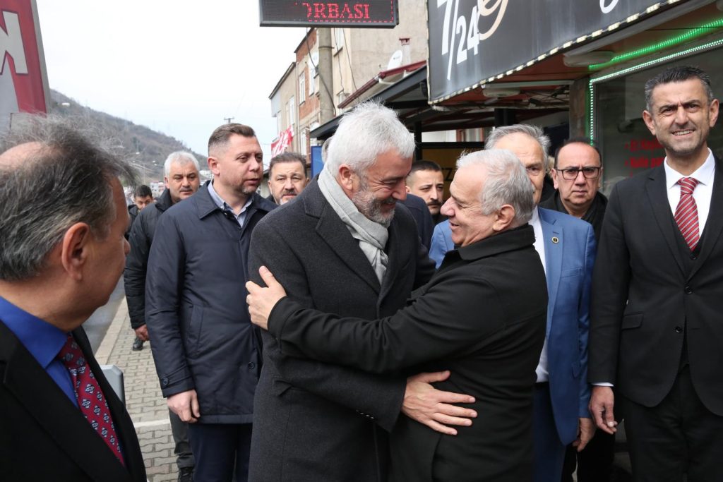 ENVER YILMAZ'A GÜLYALI'DA SEVGİ SELİ ee4