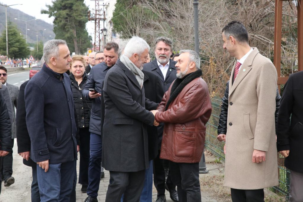 ENVER YILMAZ'A GÜLYALI'DA SEVGİ SELİ ee6