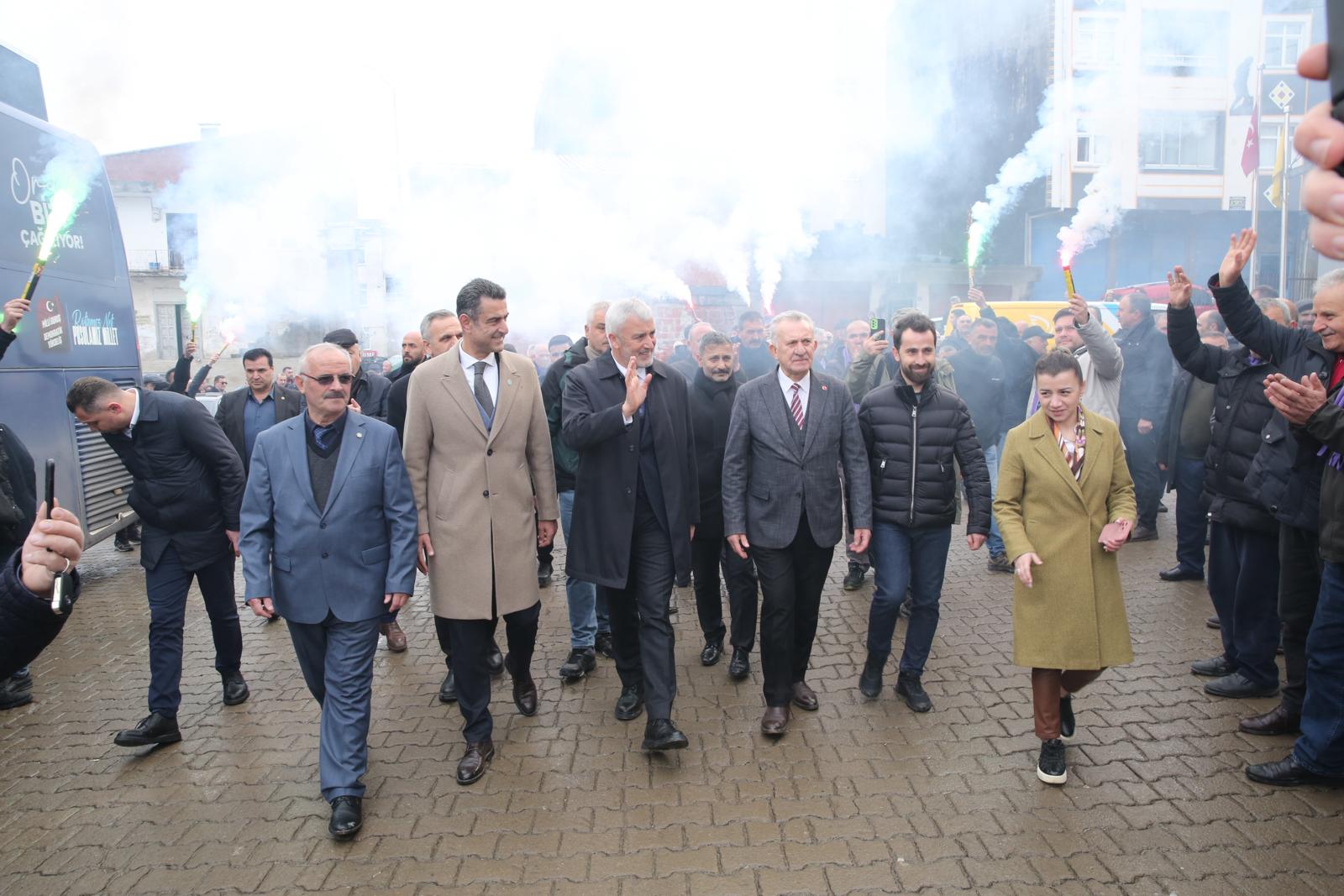 SALONA SIĞMAYINCA MİTİNG YAPTI İYİ Parti Ordu Büyükşehir Belediye Başkan