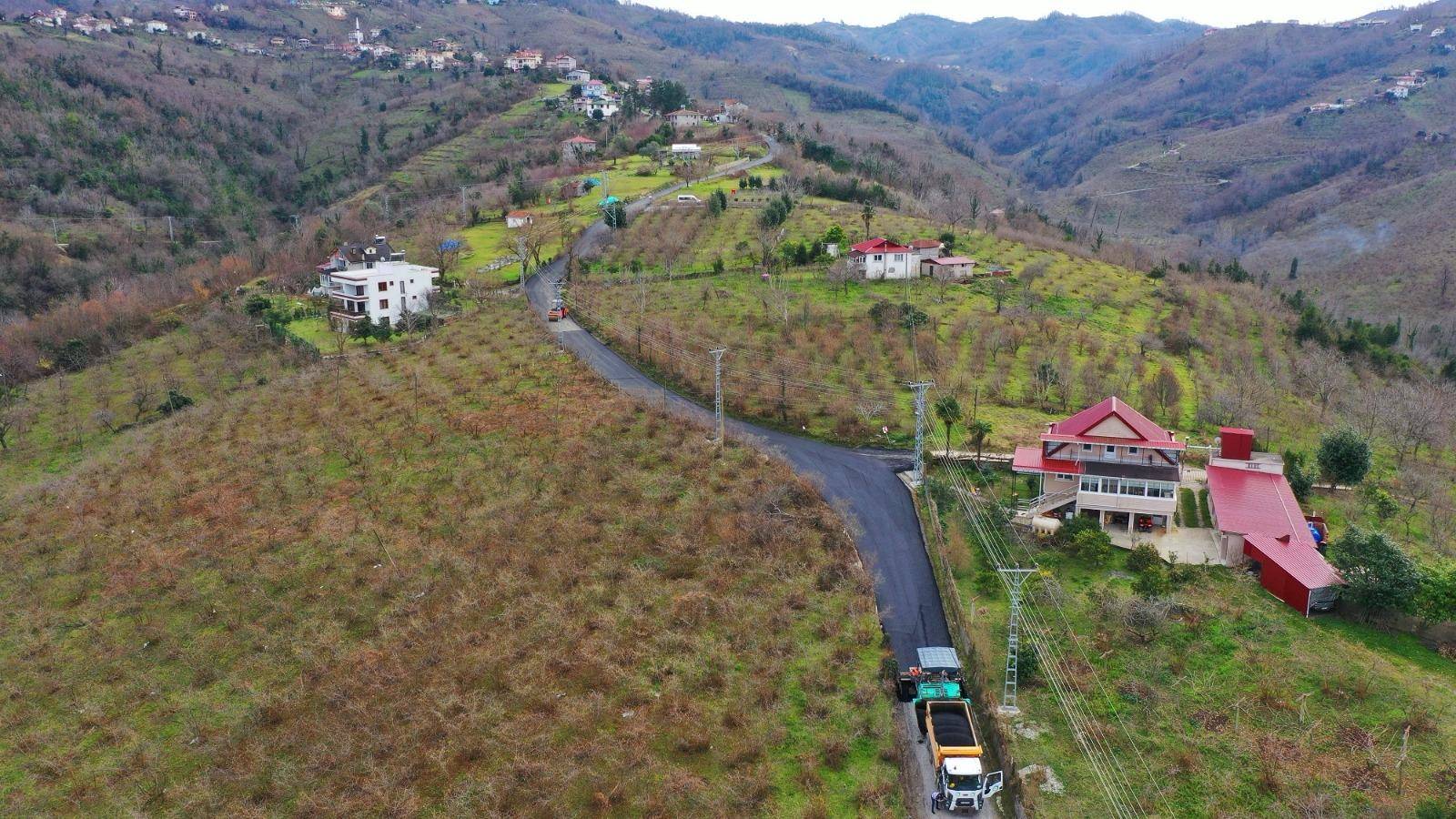 PERŞEMBE’DE YOL YATIRIMLARI SÜRÜYOR AZİZİYE MAHALLESİ SICAK ASFALT KONFORUYLA BULUŞUYOR