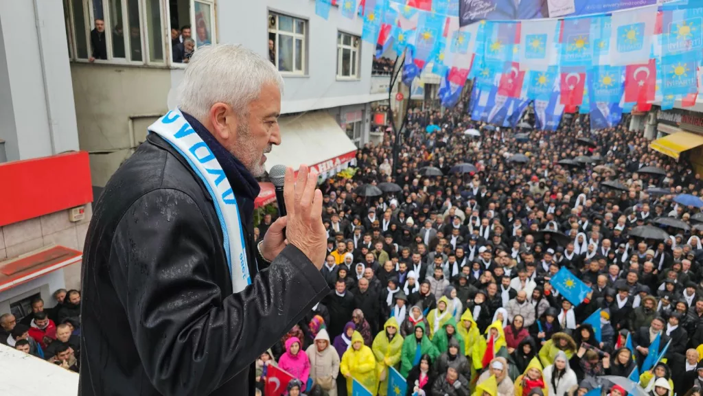 YAĞMUR ALTINDA TARİHİ MİTİNG 1 7