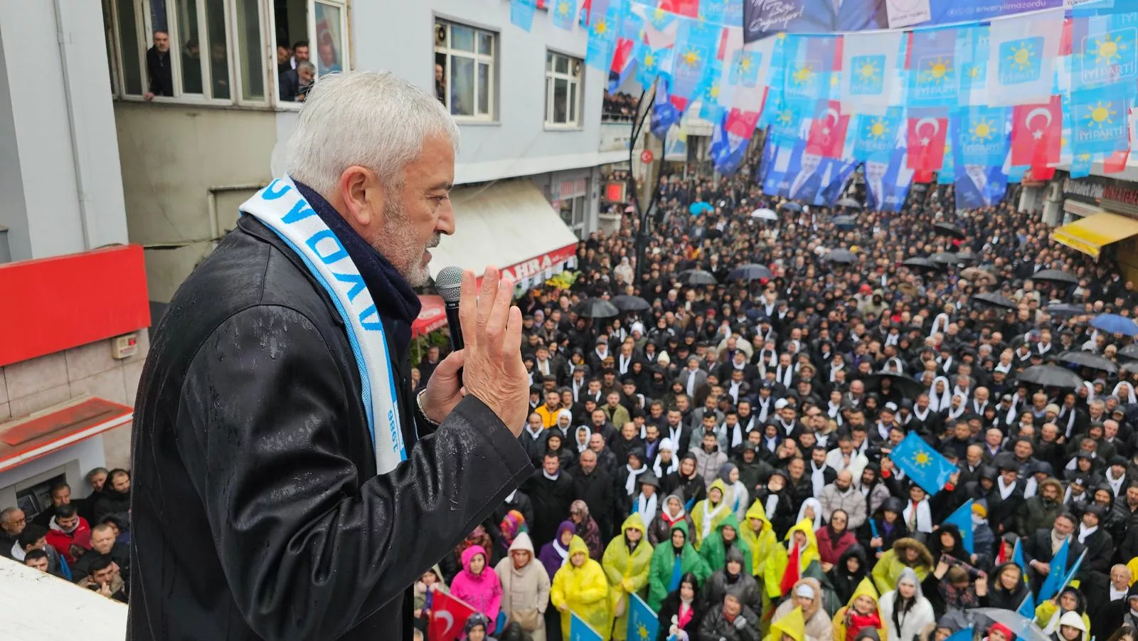 YAĞMUR ALTINDA TARİHİ MİTİNG ENVER YILMAZ’DAN AYBASTI’DA GÖVDE GÖSTERİSİ BİNLERCE