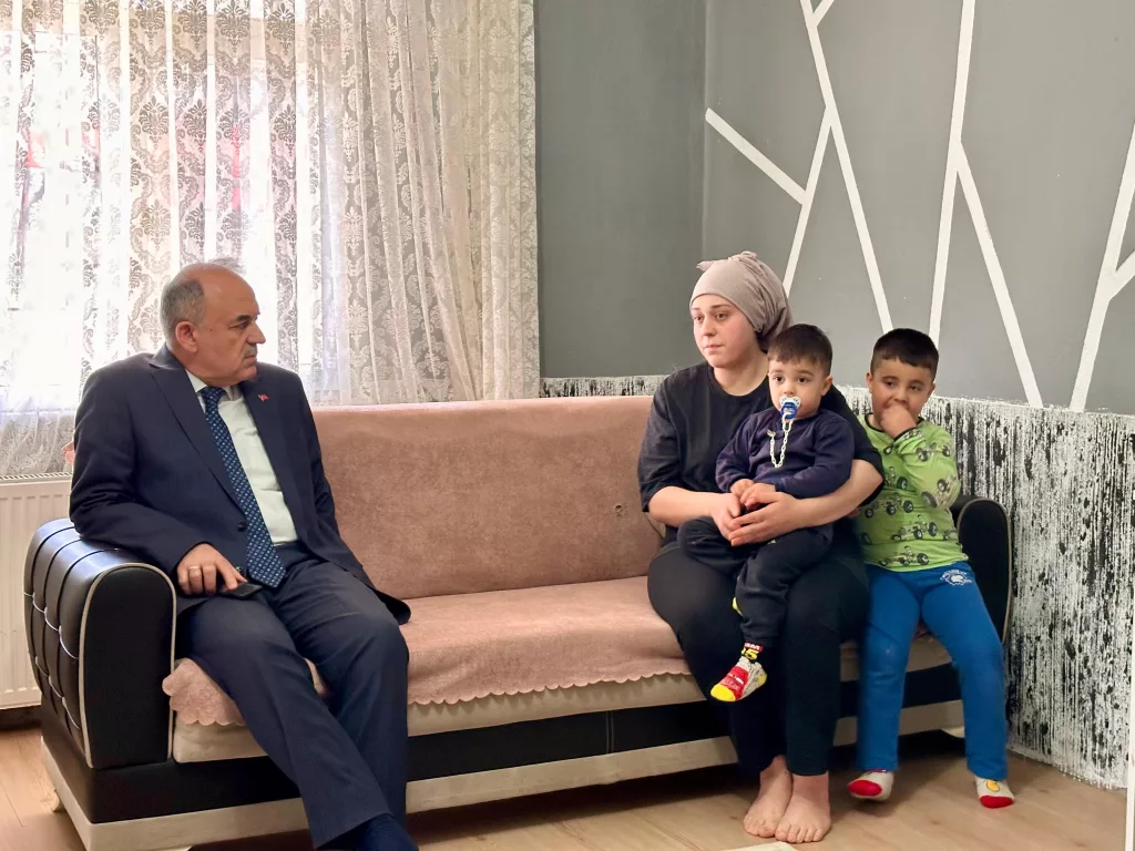 Vali Erol, Bugün de 4 Aileyi Ziyaret Etti 1 89