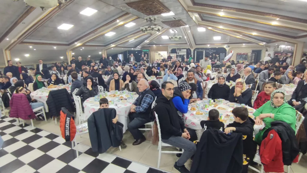 BAŞKAN TAVLI HEMŞEHRİLERİYLE İSTANBUL’DA İFTAR SOFRASINDA BULUŞTU 10 16