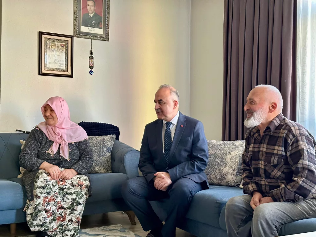 VALİ EROL, HANE ZİYARETLERİNE RAMAZAN AYINDA DA DEVAM EDİYOR 12 7