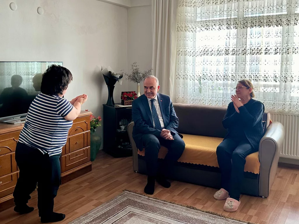 VALİ EROL, HANE ZİYARETLERİNE RAMAZAN AYINDA DA DEVAM EDİYOR 13 5