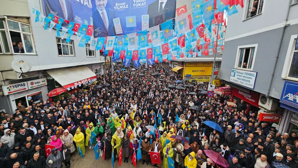 YAĞMUR ALTINDA TARİHİ MİTİNG 2 6