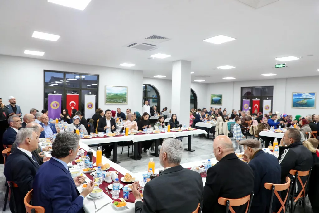 Vali Erol, Şehit Aileleri ve Gazilerimizle İftar Yemeğinde Bir Araya Geldi 3 26