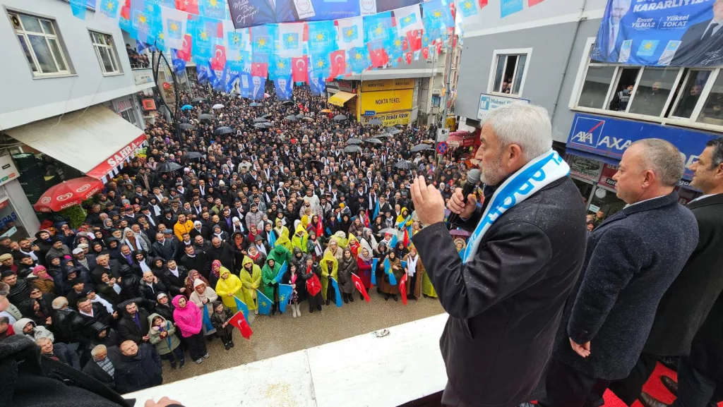 YAĞMUR ALTINDA TARİHİ MİTİNG 3 6
