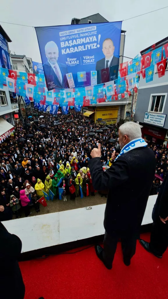 YAĞMUR ALTINDA TARİHİ MİTİNG 4 6