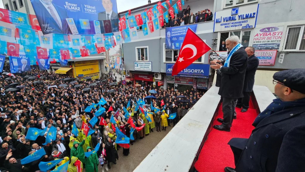 YAĞMUR ALTINDA TARİHİ MİTİNG 5 5