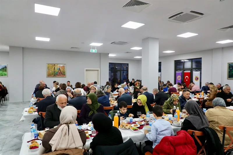 Vali Erol, Şehit Aileleri ve Gazilerimizle İftar Yemeğinde Bir Araya Geldi 6 23 jpg
