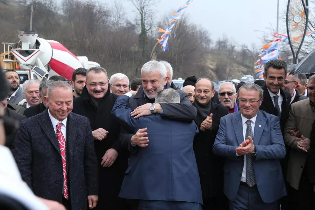 YAĞMUR ALTINDA TARİHİ MİTİNG 8 5