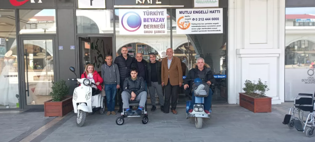 TÜRKİYE BEYAZ AY DERNEĞİ, ENGELLİ GENCE AKÜLÜ TEKERLEKLİ SANDALYE BAĞIŞLADI TE
