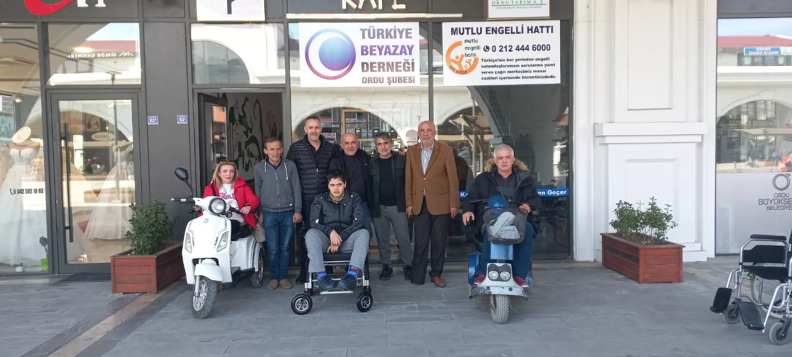 Türkiye Beyaz Ay Derneği, Engelli Gence Akülü Tekerlekli Sandalye Verdi