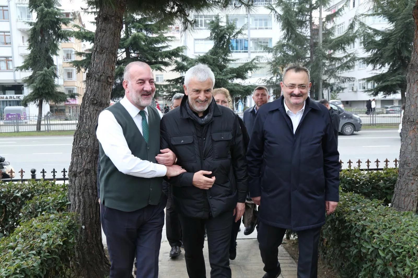 ENVER YILMAZ HIZ KESMİYOR ALTINORDU SOKAKLARINDA ENVER YILMAZ’A SEVGİ SELİ