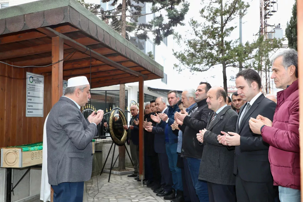 Valiliğimiz Emektarı İsmail Uzunçakmak Son Yolculuğuna Uğurlandı a1 13