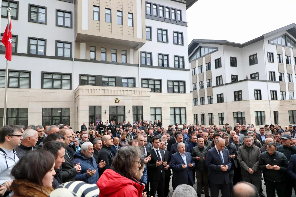 Valiliğimiz Emektarı İsmail Uzunçakmak Son Yolculuğuna Uğurlandı a3 6