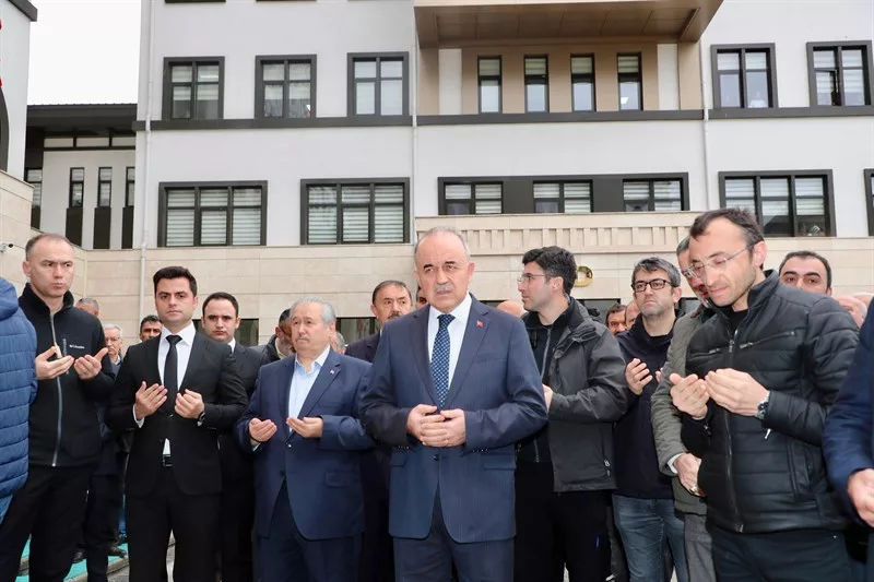 Valiliğimiz Emektarı İsmail Uzunçakmak Son Yolculuğuna Uğurlandı a5 3 jpg