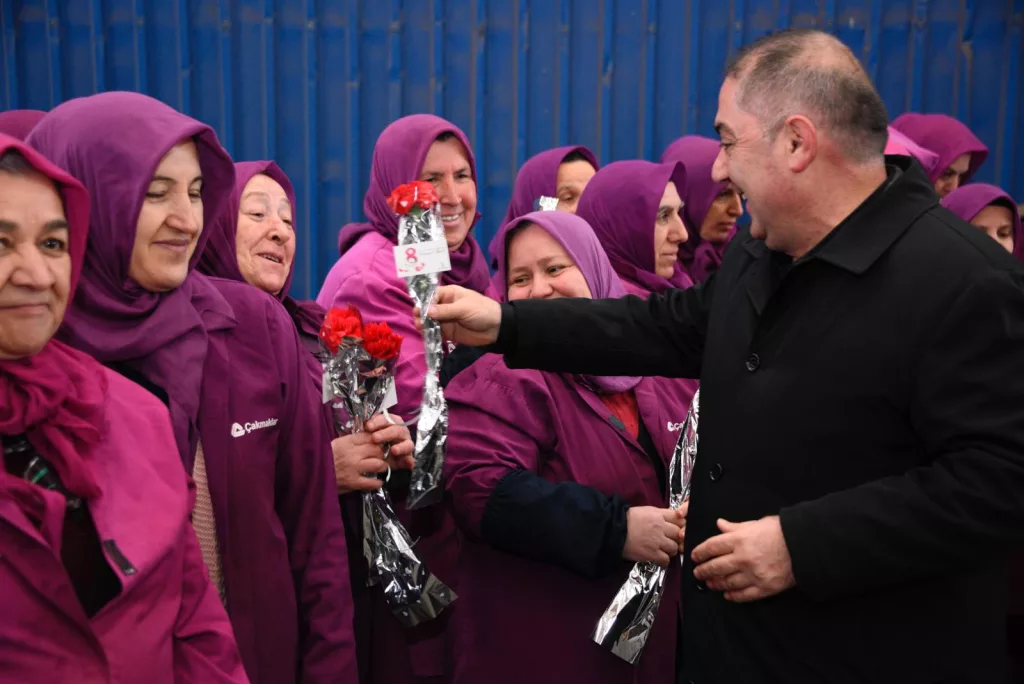 BAŞKAN TAVLI KADINLAR GÜNÜNÜ KUTLADI b2