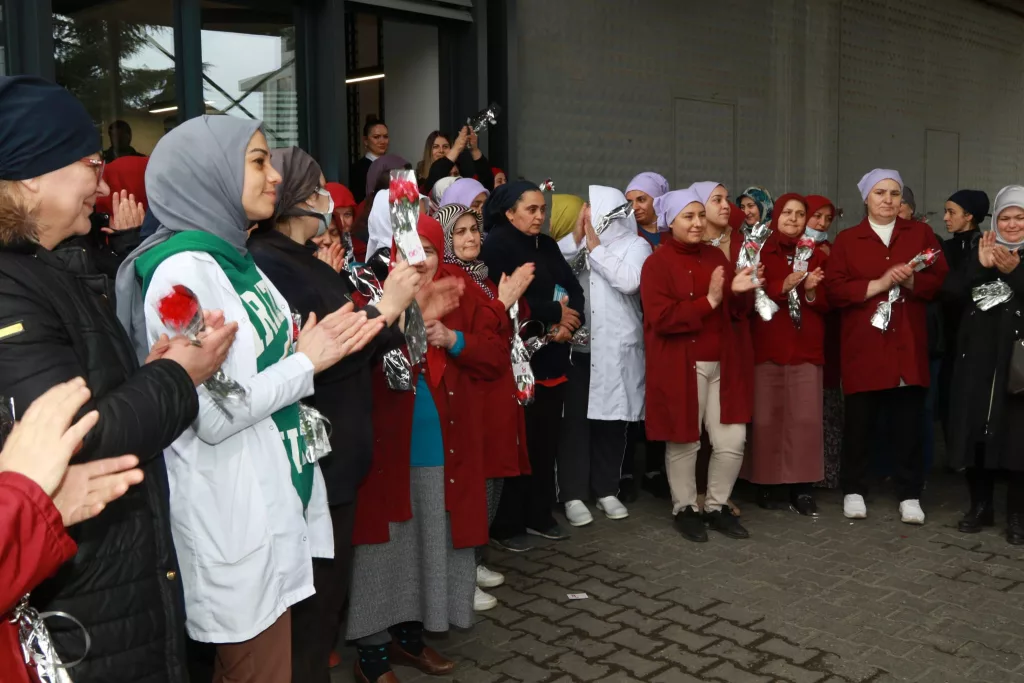 BAŞKAN TAVLI KADINLAR GÜNÜNÜ KUTLADI b3