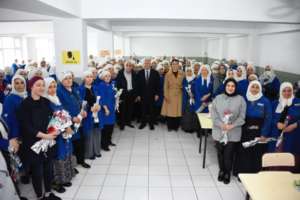 BAŞKAN TAVLI KADINLAR GÜNÜNÜ KUTLADI b4