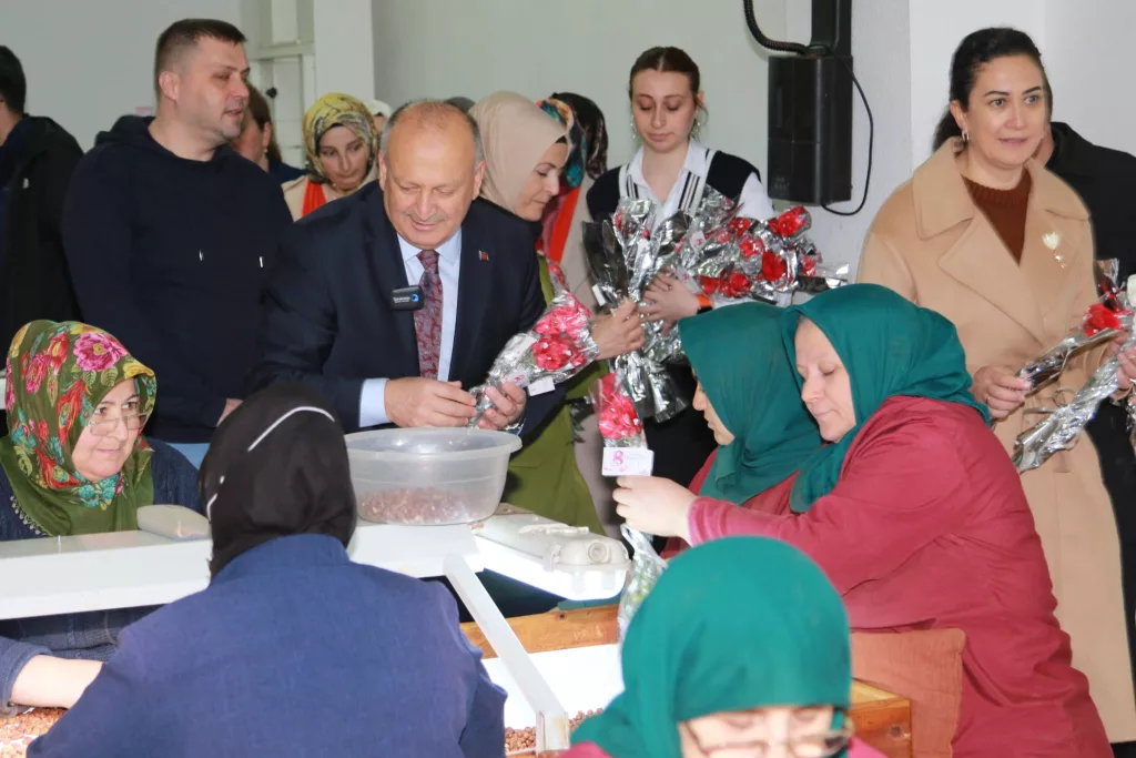 BAŞKAN TAVLI KADINLAR GÜNÜNÜ KUTLADI b6