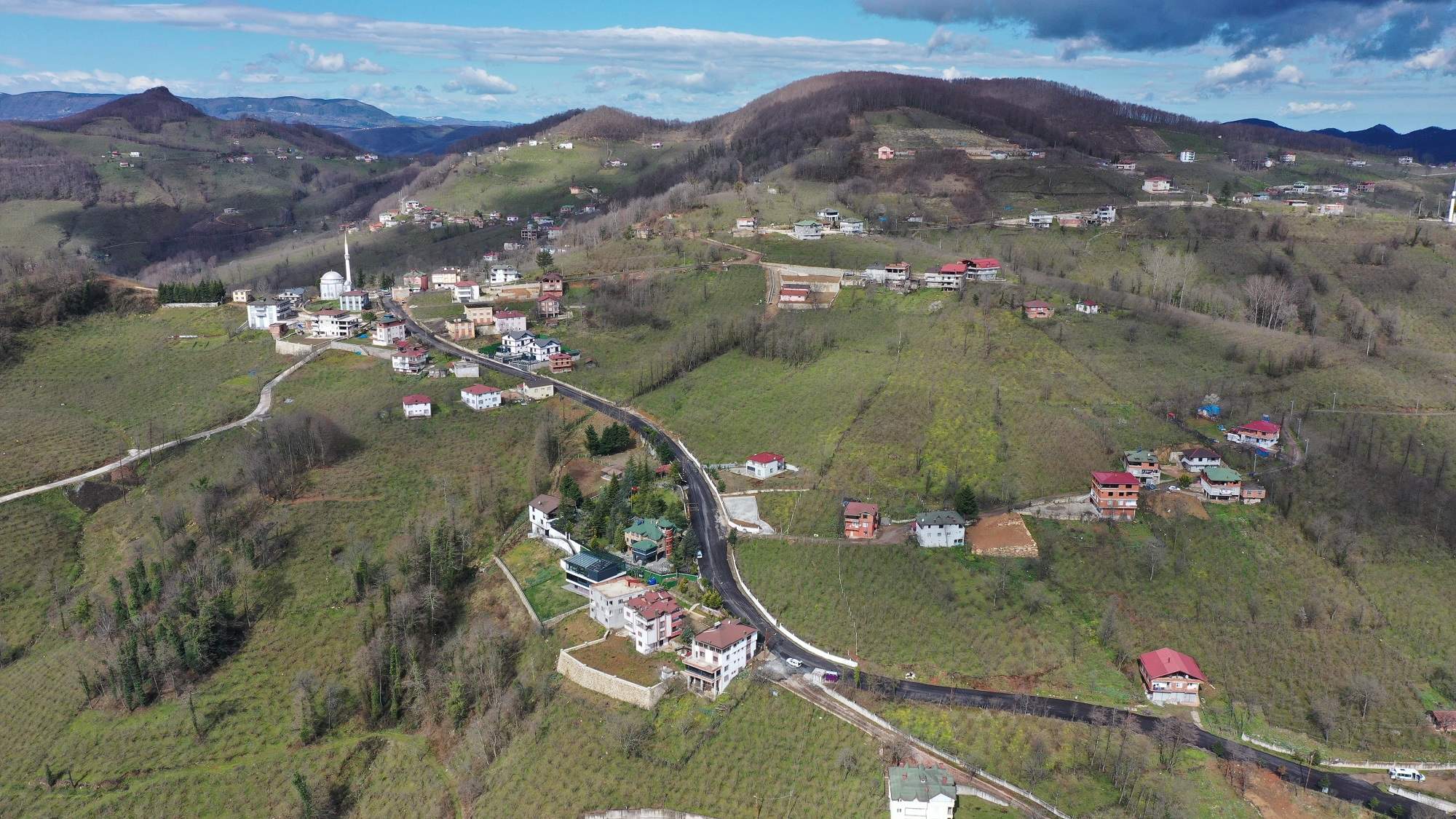 ÇATALPINAR’DA SICAK ASFALT SEVİNCİ 5 KM’LİK GRUP YOLU SICAK ASFALT