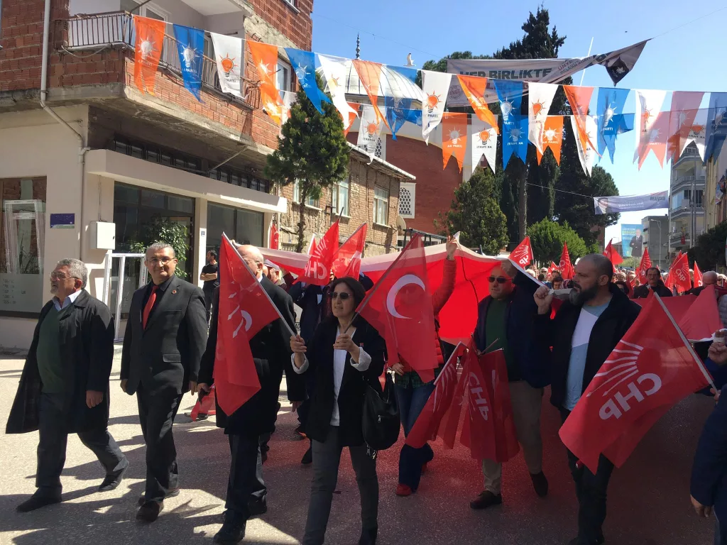 “CHP ÜNYE İLÇE TEŞKİLATI, SEÇİM ÖNCESİ SON YÜRÜYÜŞÜNÜ GERÇEKLEŞTİRDİ” cum2 2