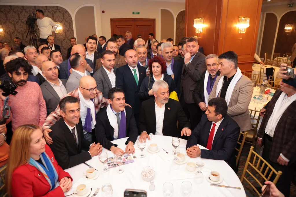 İSTANBUL'DA ENVER YILMAZ'A SEVGİ SELİ env4