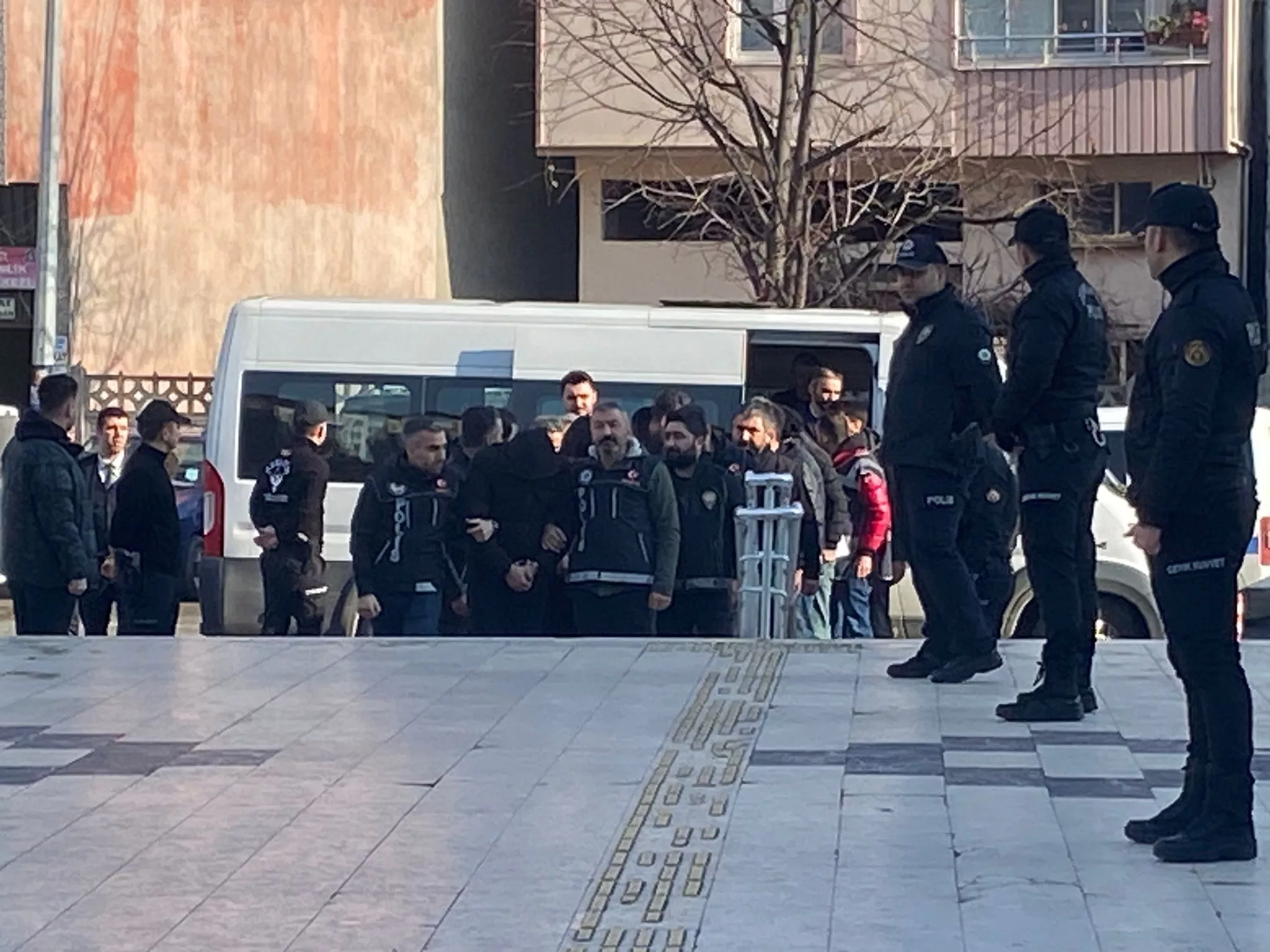 Aralarında Ordu’nun Ünye ilçesinin de bulunduğu eş zamanlı uyuşturucu operasyonunda
