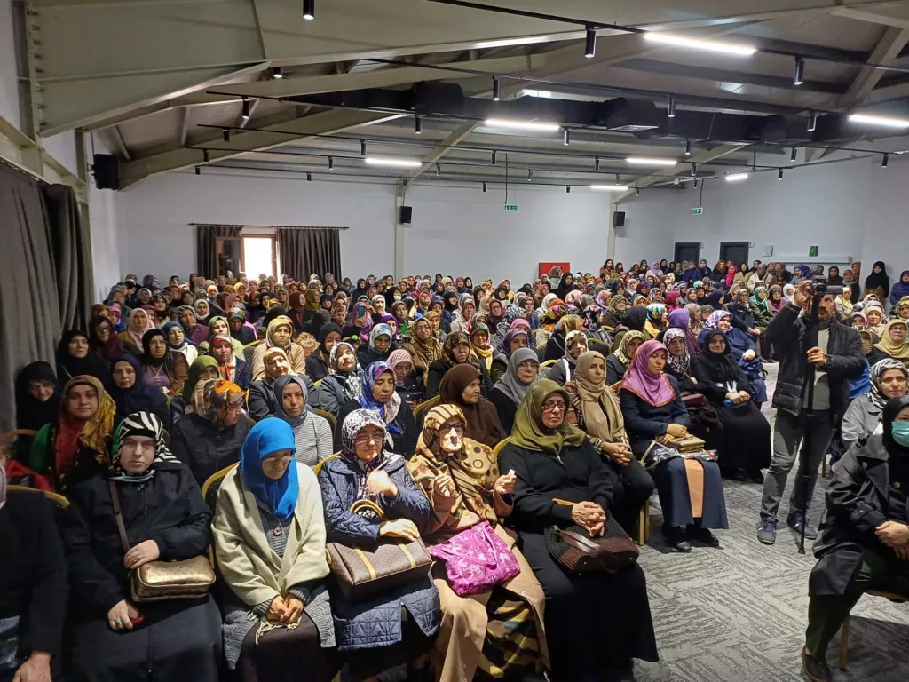 ÜNYE'DE ‘’SAVAŞ,GÖÇ VE KADIN’’ KONULU KONFERANS DÜZENLENDİ m1