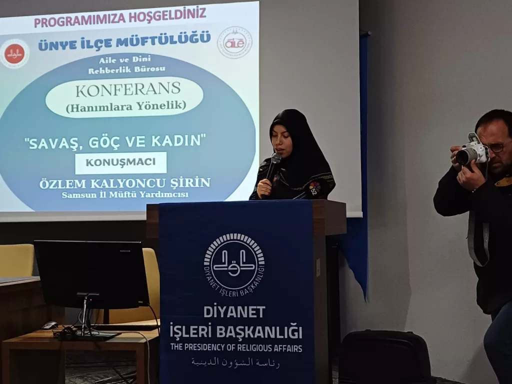 ÜNYE'DE ‘’SAVAŞ,GÖÇ VE KADIN’’ KONULU KONFERANS DÜZENLENDİ m2
