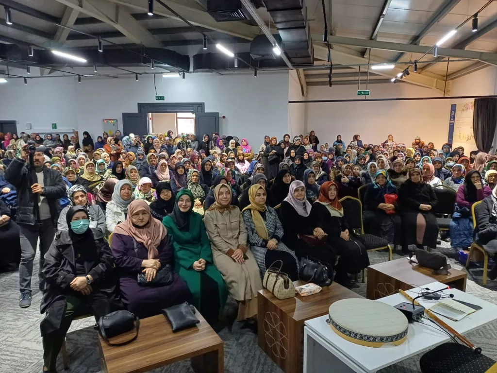 ÜNYE'DE ‘’SAVAŞ,GÖÇ VE KADIN’’ KONULU KONFERANS DÜZENLENDİ m3