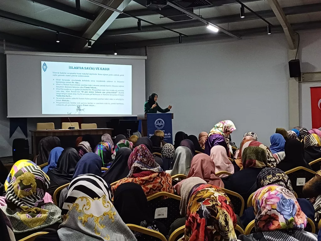 ÜNYE'DE ‘’SAVAŞ,GÖÇ VE KADIN’’ KONULU KONFERANS DÜZENLENDİ m4