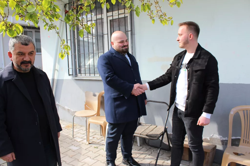 "Saadet Partisi adayı Lacivert, durdurak bilmiyor" sa7 1