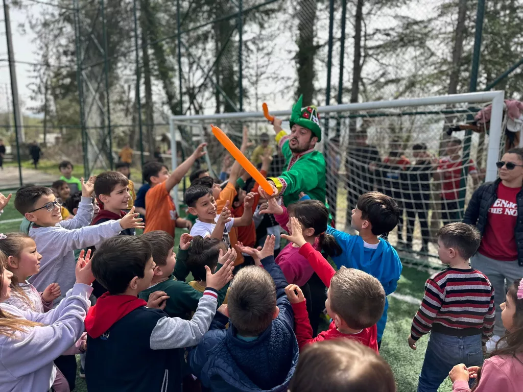 GENÇLİK MERKEZLERİNDEN TİYATRO GÖSTERİSİ ti1
