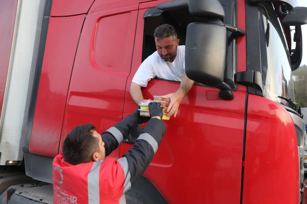 TIR ŞOFÖRLERİ İFTAR SAATİNİ ORDU’YA GÖRE AYARLIYOR tir