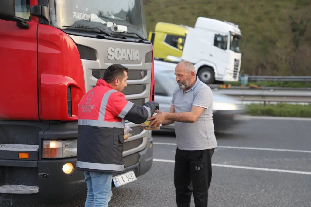 TIR ŞOFÖRLERİ İFTAR SAATİNİ ORDU’YA GÖRE AYARLIYOR tir1