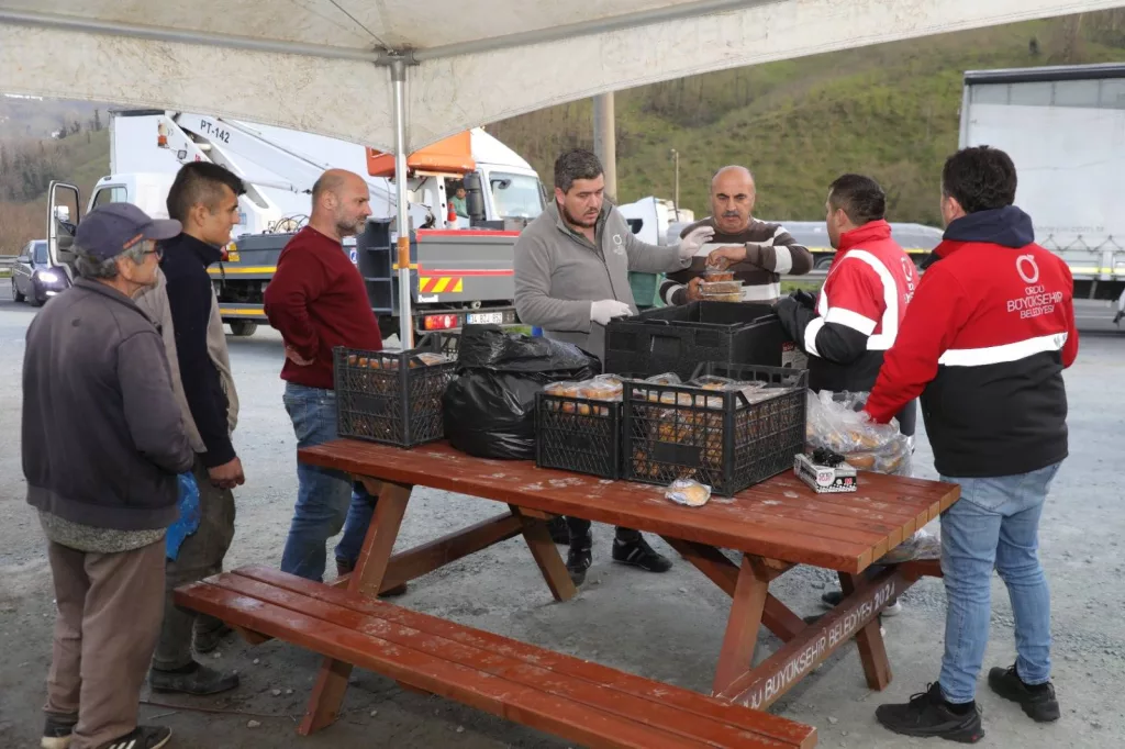 TIR ŞOFÖRLERİ İFTAR SAATİNİ ORDU’YA GÖRE AYARLIYOR tir2