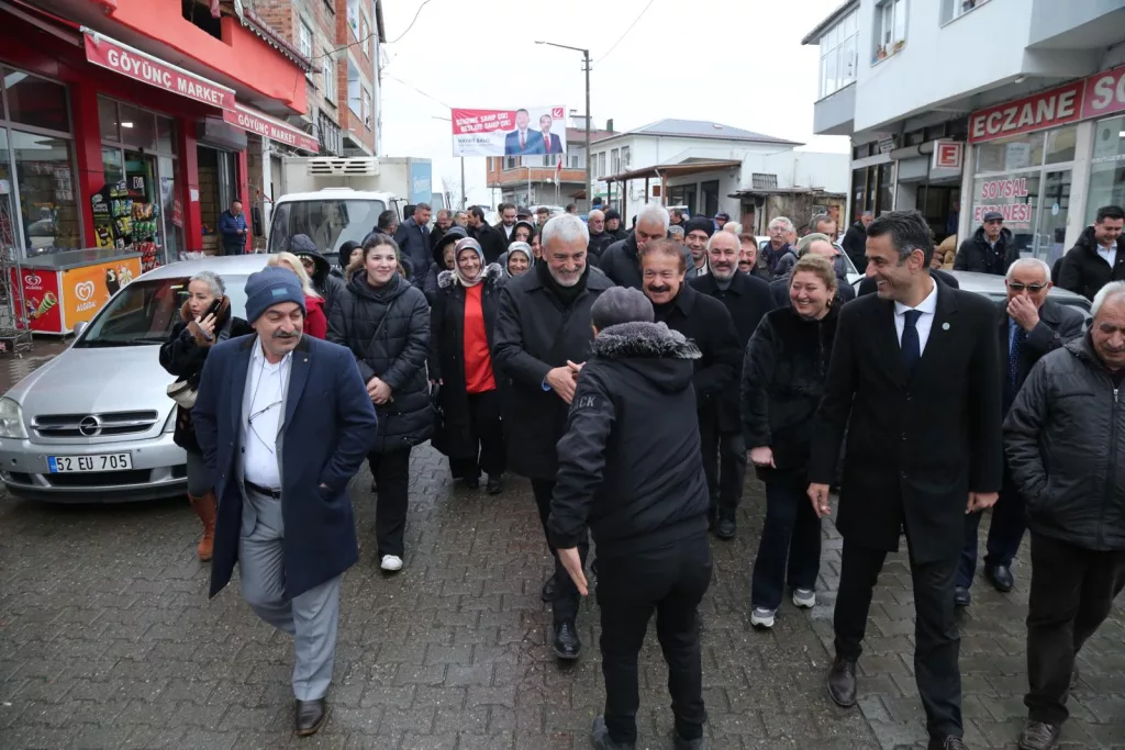 ÜNYE'DE ENVER YILMAZ'A SEVGİ SELİ u4 1