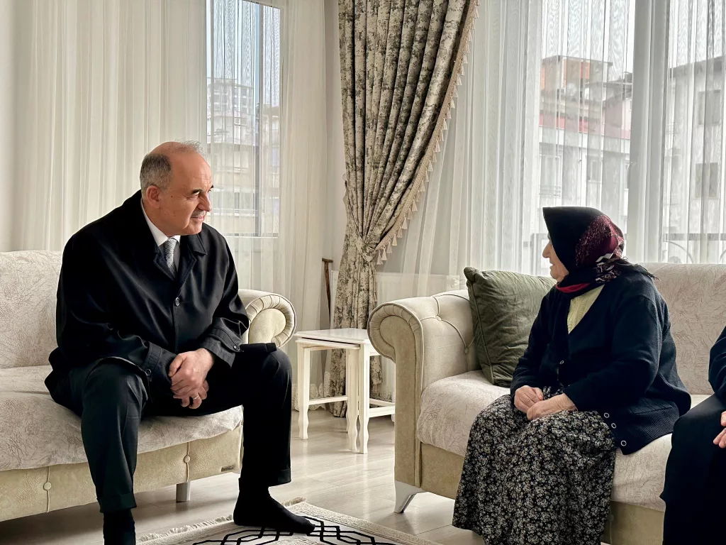 Vali Erol, Hane Ziyaretlerinde Bulundu v1 3