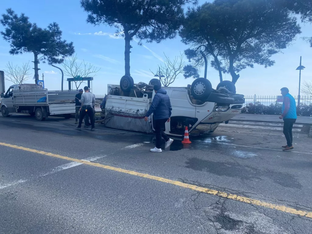 Ünye’de Trafik Kazası: Kamyonet Devrildi 1 3