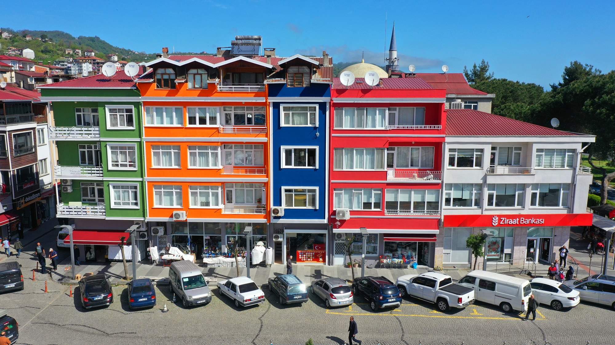 PERŞEMBE RENGARENK OLDU BÜYÜKŞEHİR BELEDİYESİNİN SAKİN ŞEHİRDE SÜRDÜRDÜĞÜ CEPHE İYİLEŞTİRME