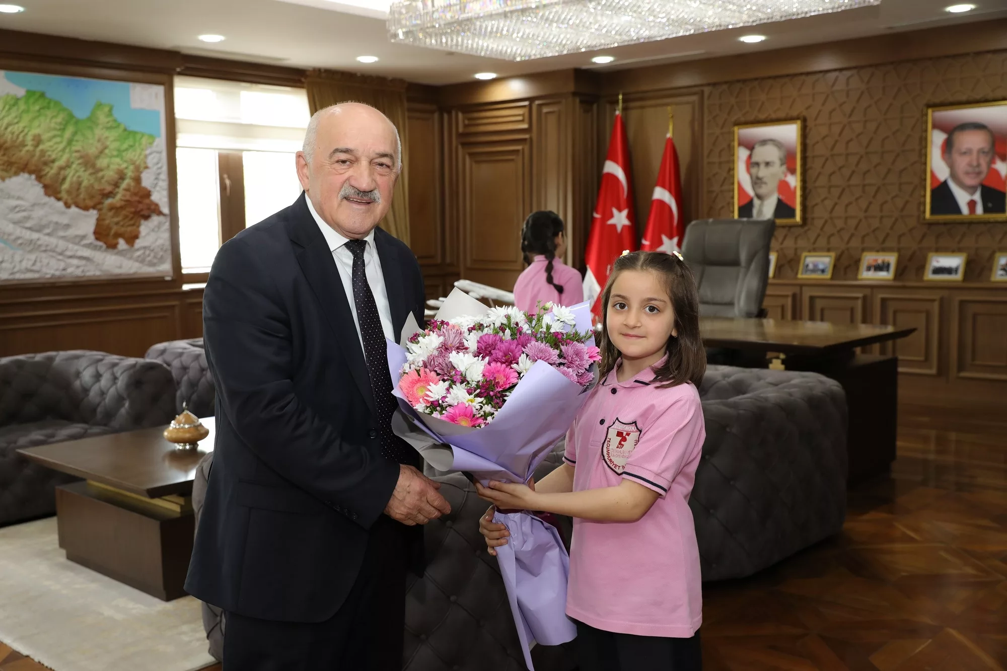 BAŞKAN GÜLER’İN KOLTUĞUNA NEHİR ÇAĞLA BEKTAŞ OTURDU 23 Nisan Ulusal
